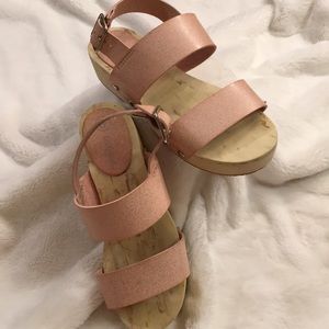 Great Cat and Jack shoe wedge. Like new! 😀